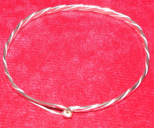 Twisted clasp bangle